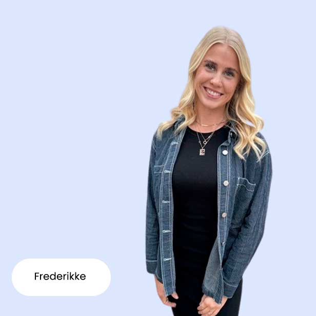 Billede af Frederikke som står og smiler